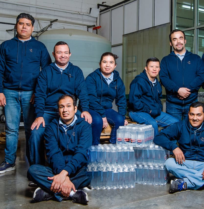 Mosaico de linea de producción de agua embotellada de uno a uno